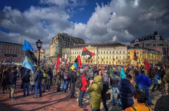 В Киеве проходит марш патриотов ко Дню добровольца. Фото: Еспресо