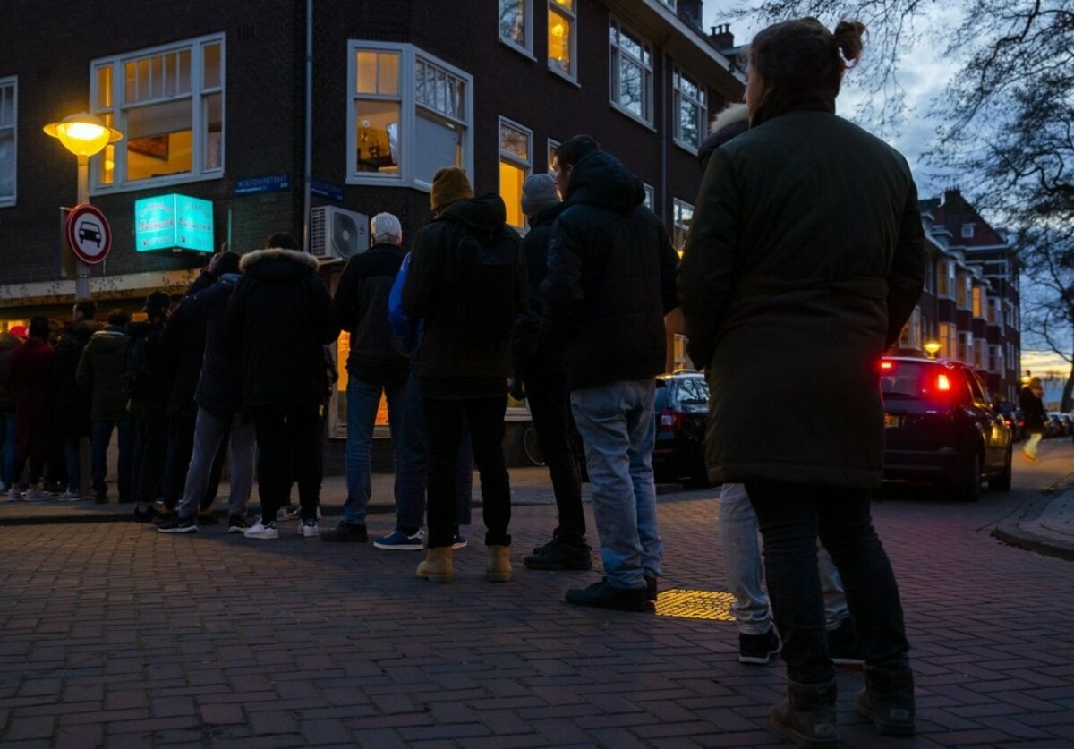 В Амстердамі через карантин вишикувалися черги за марихуаною. Фото: AP