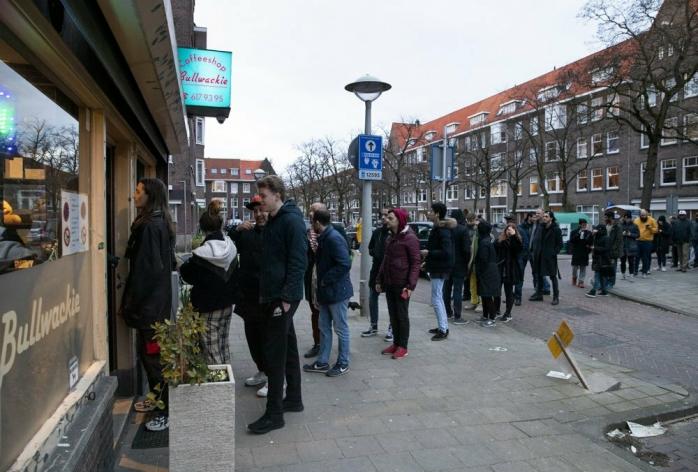 В Амстердамі через карантин вишикувалися черги за марихуаною. Фото: AP