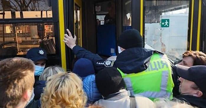 Транспортний колапс у Києві. Фото: РБК-Україна
