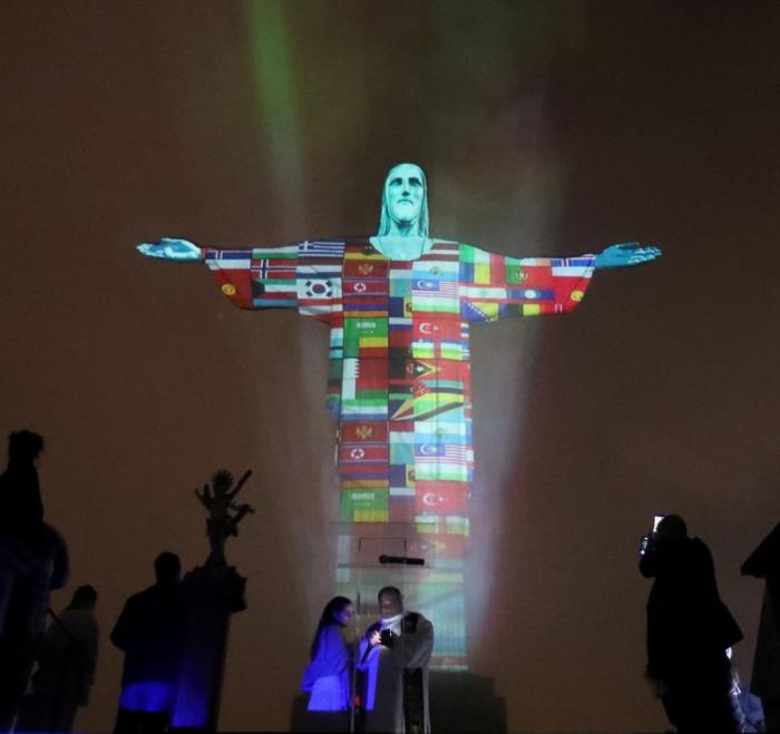 Cтатуя Христа-Спасителя у кольорах постраждалих від коронавірусу країн, фото: Reuters