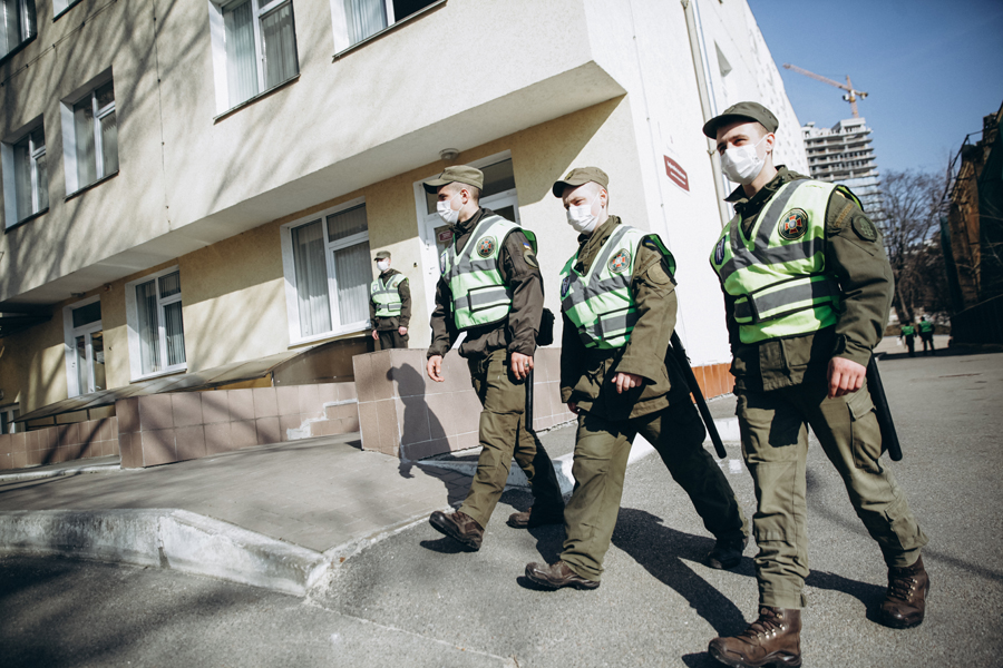 Бойцы Нацгвардии дежурят возле больниц. Фото: НГУ