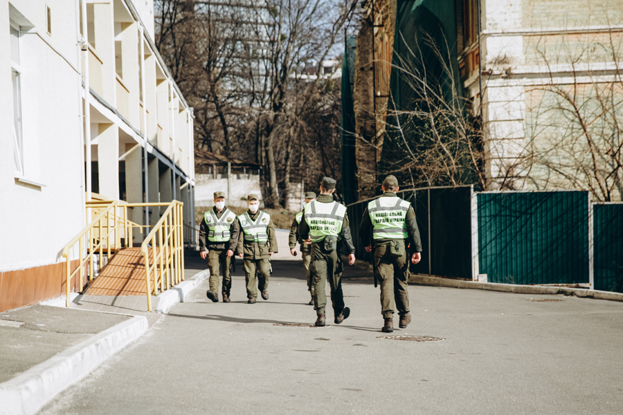 Бійці Нацгвардії чергують біля лікарень. Фото: НГУ