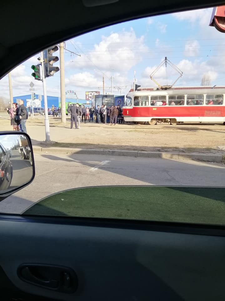 Пассажиры блокируют движение трамваев в Харькове. Фото Facebook Юрия Сидоренко