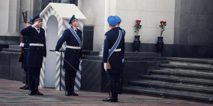 Почетный караул возле Верховной Рады, фото: Верховная Рада Украины