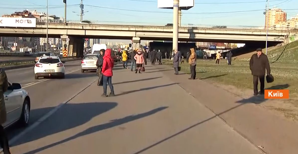 Вхід за перепустками і черги на зупинках: як працює транспорт в Києві, скріншот відео