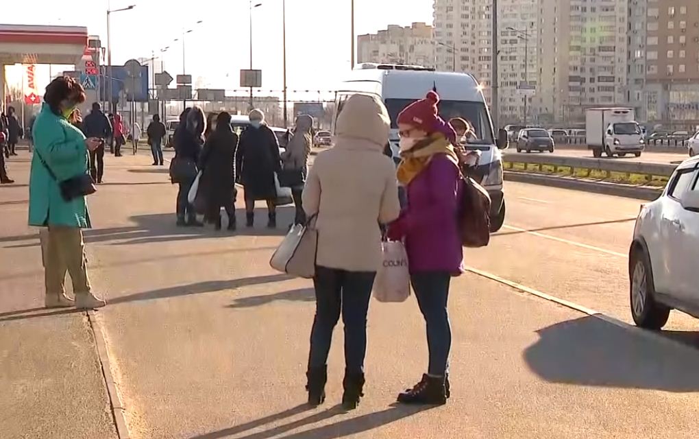 Вход по пропускам и очереди на остановках, как работает транспорт в Киеве, скриншот видео