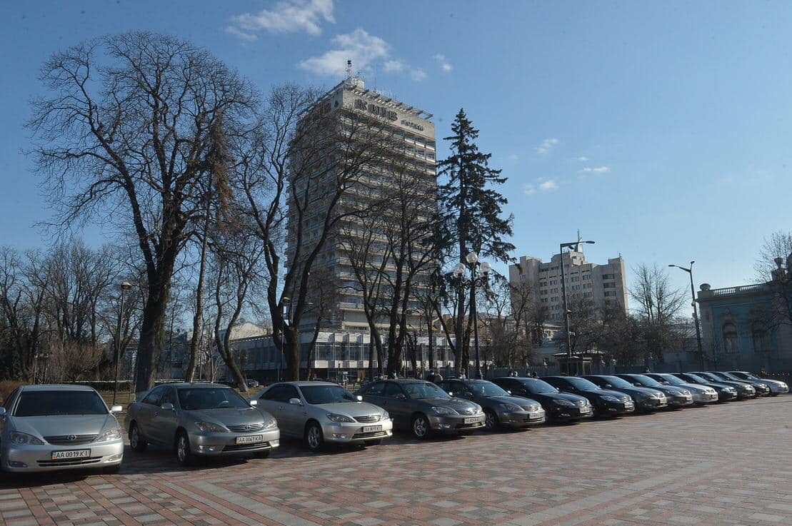 Автомобили Рады едут в больницы Киева, фото — О.Туний