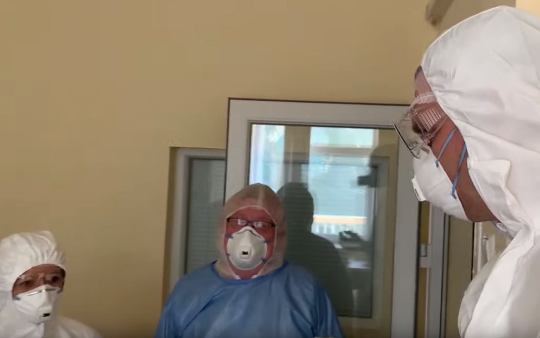 Коронавирус в Киеве: Кличко проинспектировал Александровскую больницу и посетил нардепа Шахова, скриншот видео