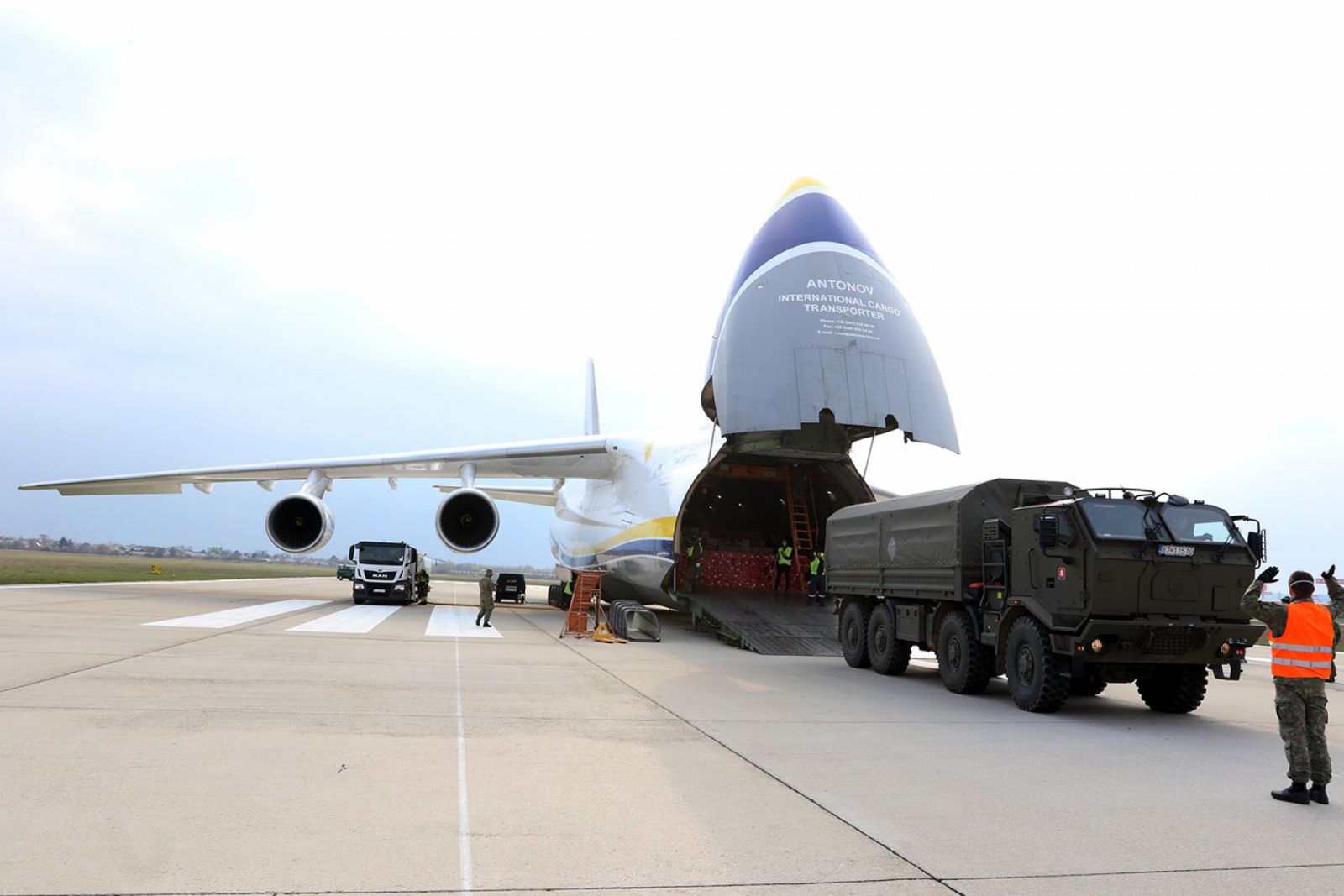 Український літак доставив медикаменти до Словаччини, фото: Slovakia in NATO