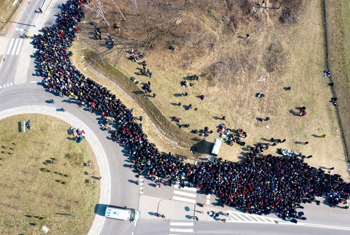 Тисячі українців застрягли у чергах на польсько-українському кордоні. Фото: Facebook