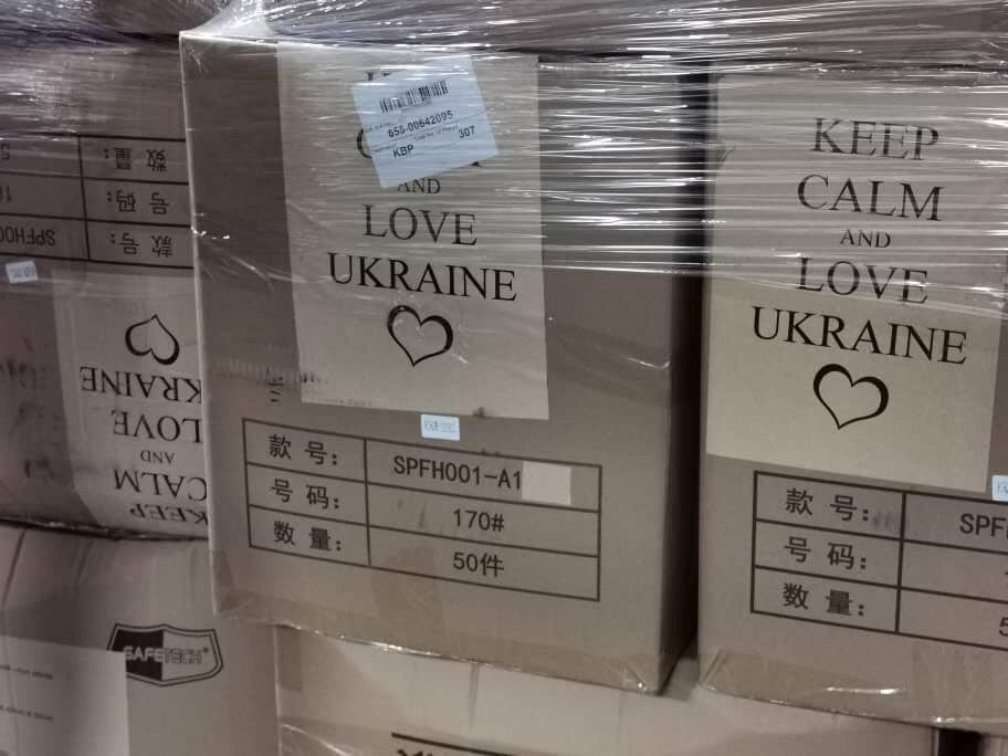 Защита от коронавируса: самолет из Китая привез в Украину респираторы и маски, фото — К.Тимошенко