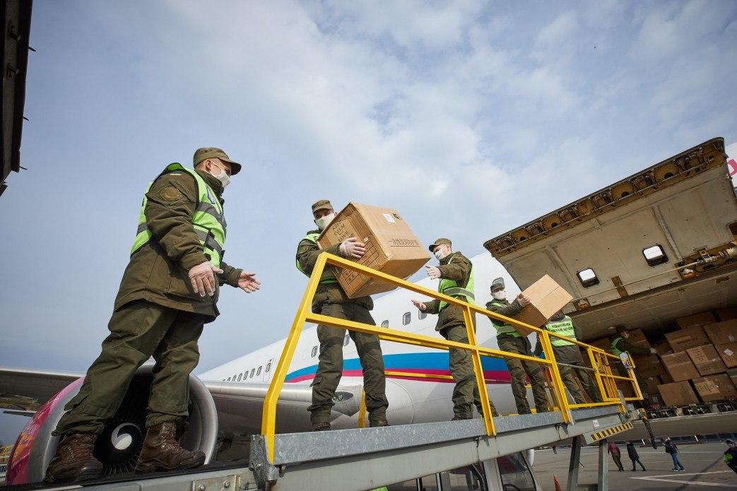 Захист від коронавірусу: літак з Китаю привіз в Україну респіратори і маски, фото — ОП