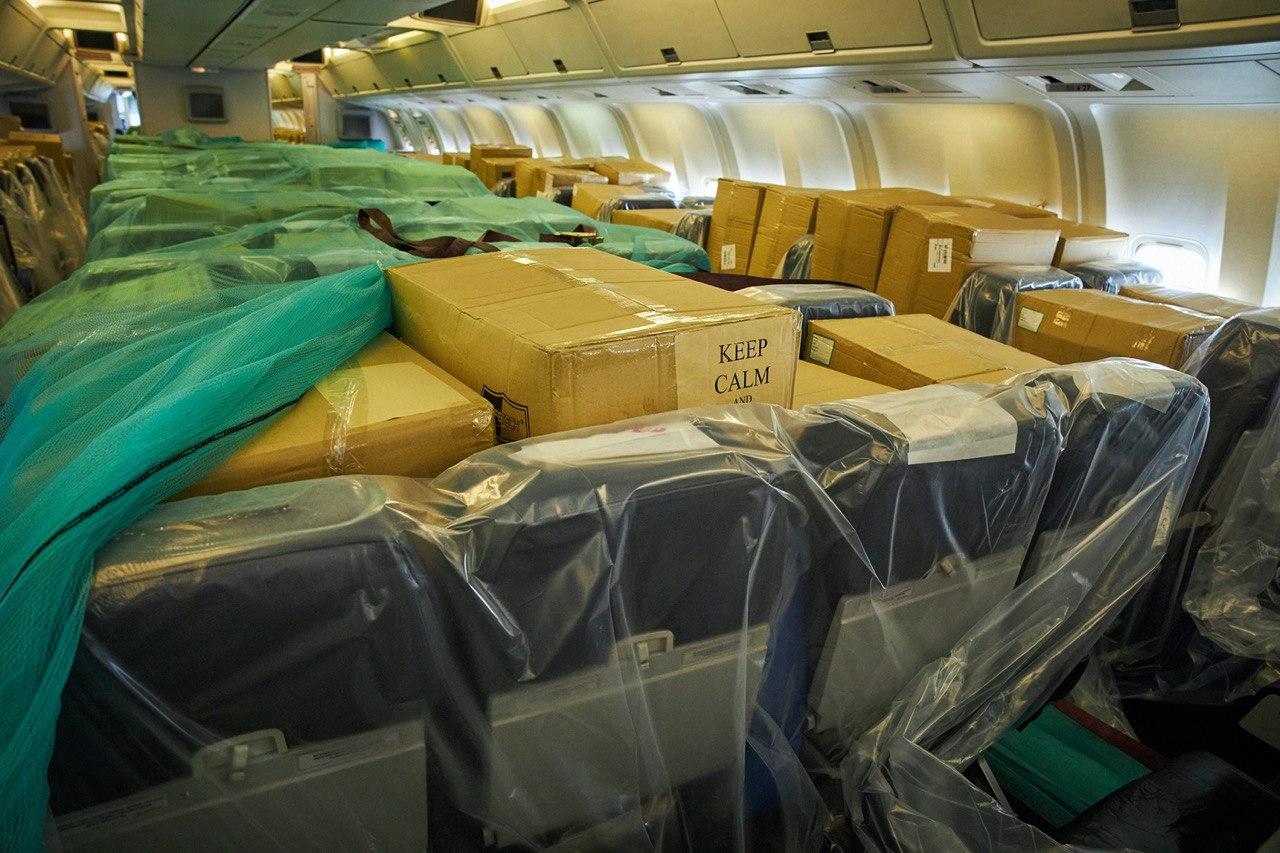 Защита от коронавируса: самолет из Китая привез в Украину респираторы и маски, фото — ОП