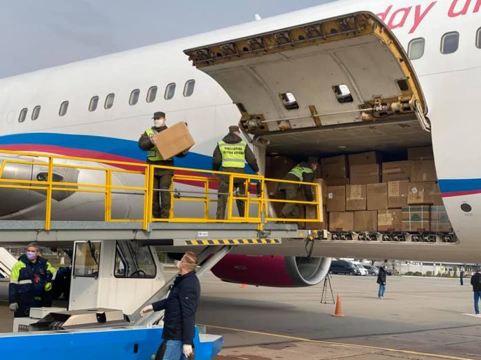 Захист від коронавірусу: літак з Китаю привіз в Україну респіратори і маски, фото — К.Тимошенка