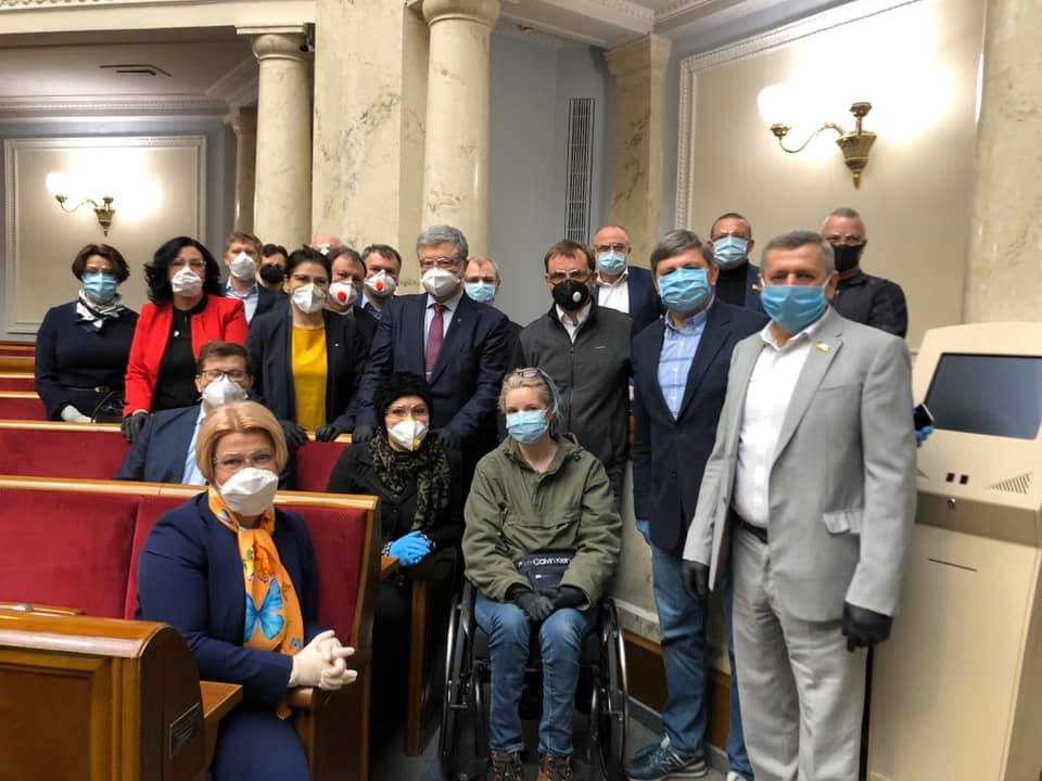 Карантин у Раді: нардепи прийшли на засідання у масках і рукавичках, деякі - у медичних халатах