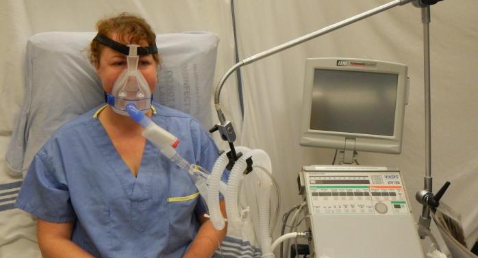 Апарати штучної вентиляції легенів можуть врятувати життя хворим на коронавірус, фото: James Heilman, MD