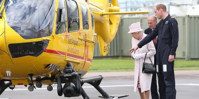 Принц Уильям 18 месяцев работал пилотом санитарной авиации, фото: Daily Mail