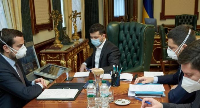 Владимир Зеленский (в центре), фото: Офис президента