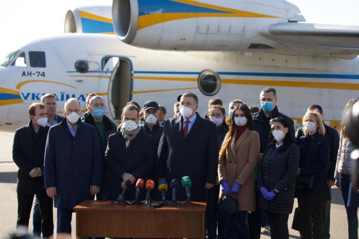 Аваков зі Степановим провели українських медиків до Італії і пояснили мету поїздки, фото — МВС