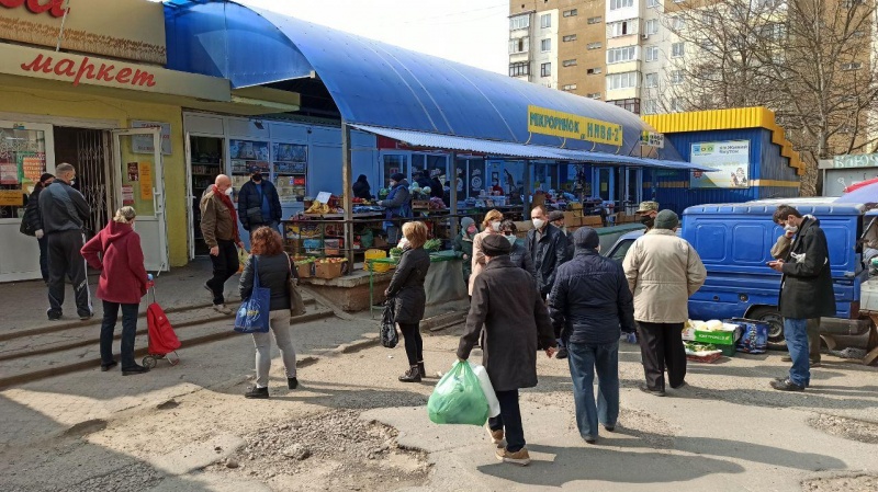 Очереди за продуктами и пустые улицы: как в Черновцах придерживаются «комендантского часа», фото — "Молодой буковинец"