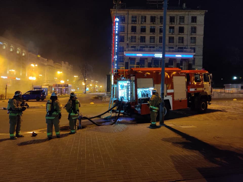 Пожежа на Хрещатику залишила без зв'язку п'ять районів. Фото: ДСНС