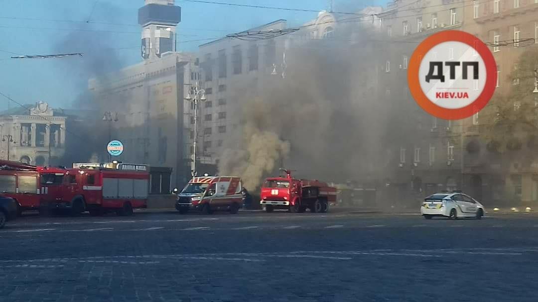 Пожар на Крещатике оставил без связи пять районов. Фото: ДТП.юа