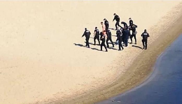 Голий і без маски проти 10 поліцейських: в Гідропарку порушник карантину обпливав кордони силовиків, скріншот відео
