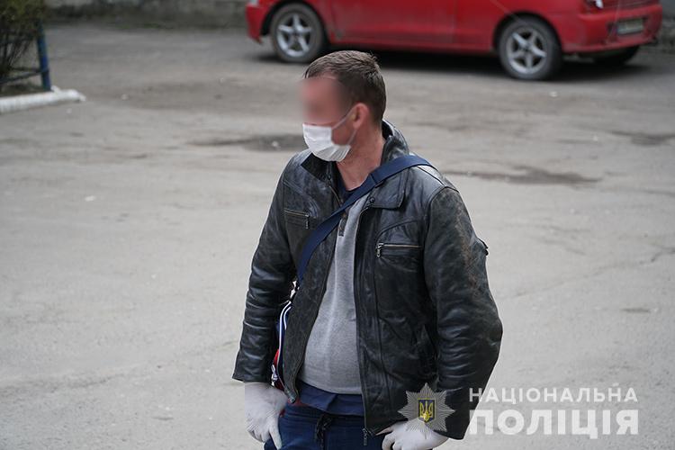 Заробитчанина не пустила домой в Тернополе жена, его приютили на самоизоляцию полицейские, фото — Нацполиция