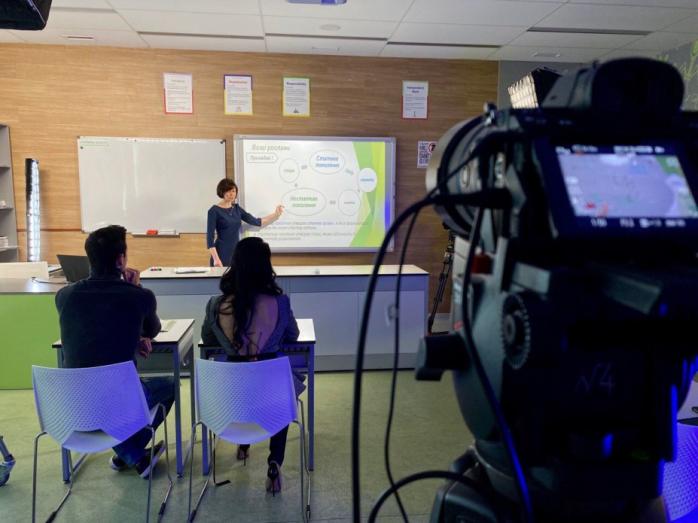 Відеоуроки для школярів знімають співробітники «Кварталу 95» та «Мамахохотала». Фото: Офіс президента