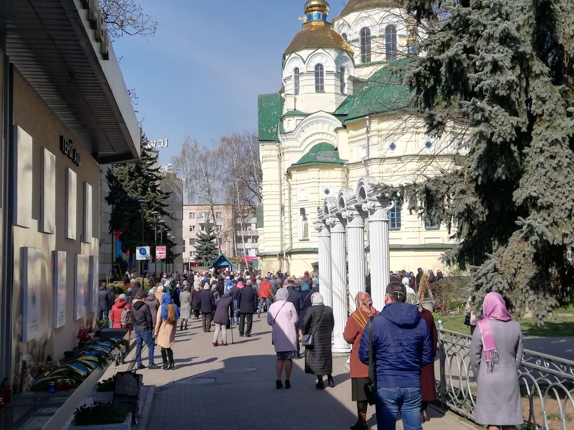 Люди собрались возле собора в Ровно. Фото: «ЧаРівне»