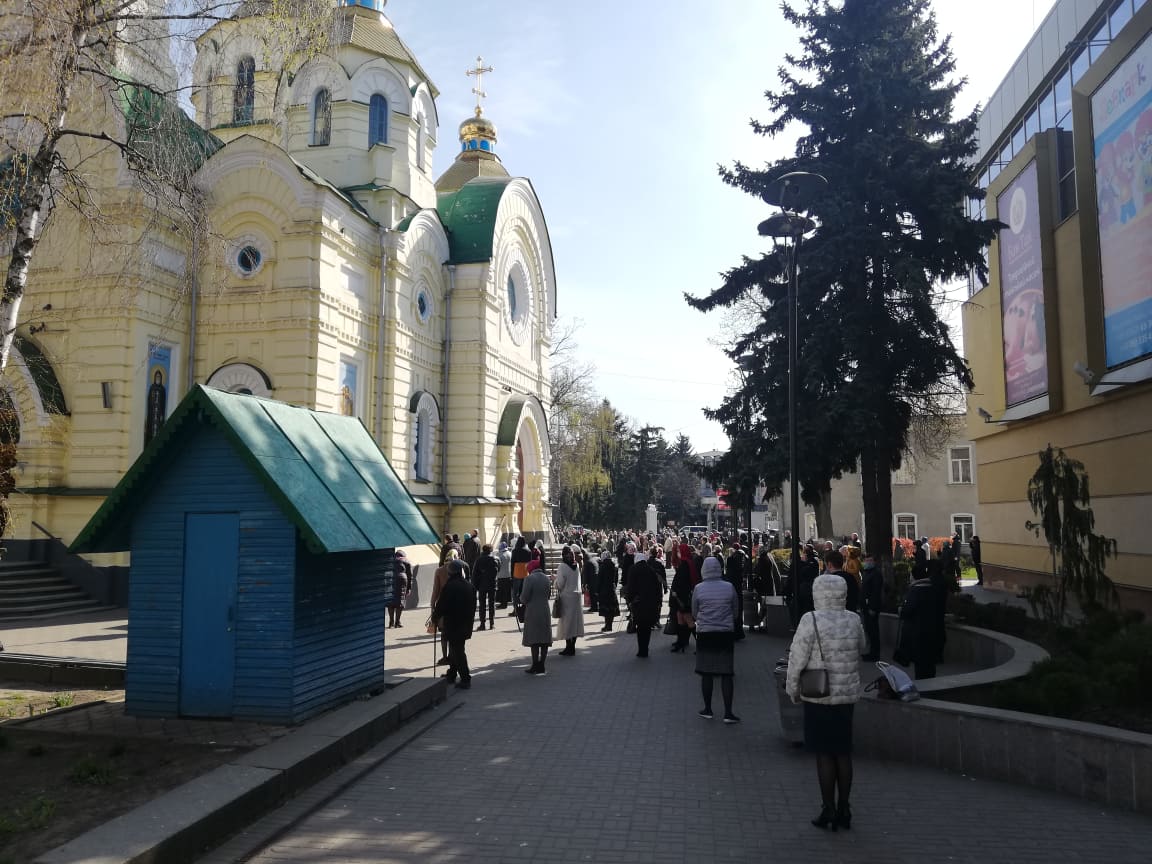 Люди собрались возле собора в Ровно. Фото: «ЧаРівне»
