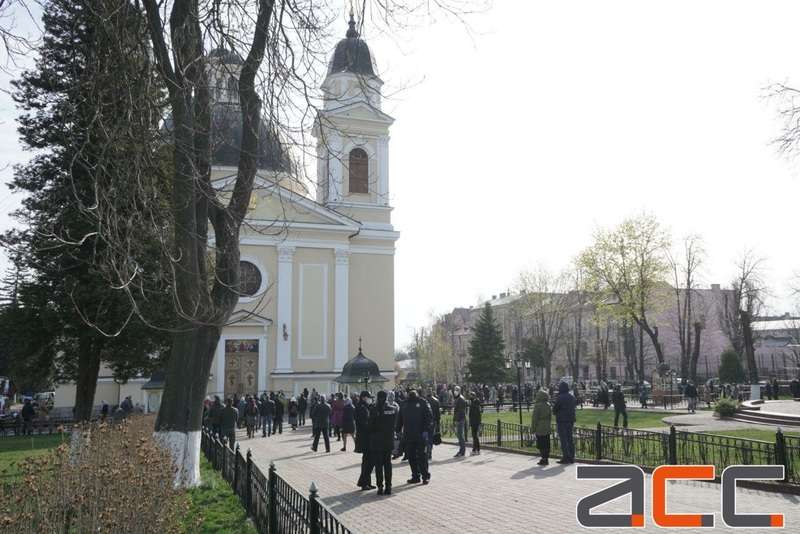 Люди пришли освящать вербу в Черновцах. Фото: acc.cv.ua