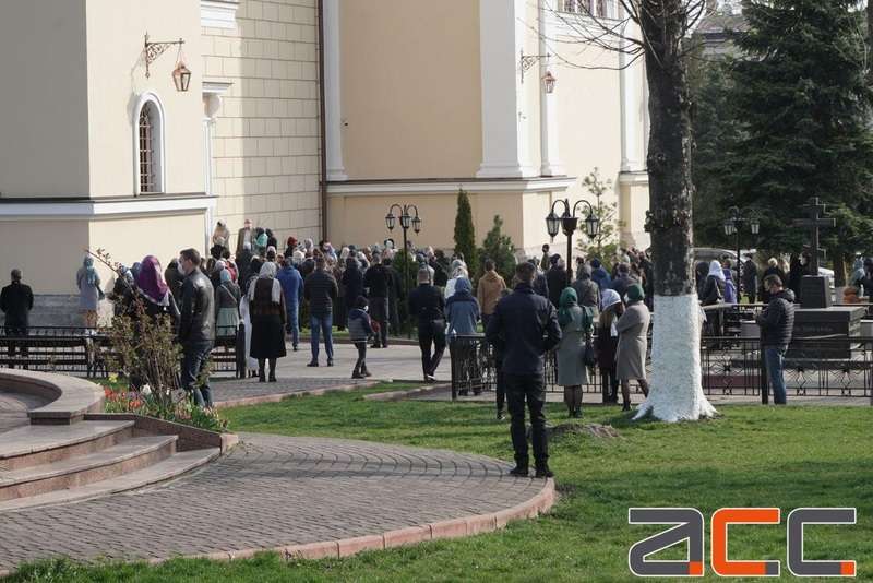 Люди пришли освящать вербу в Черновцах. Фото: acc.cv.ua