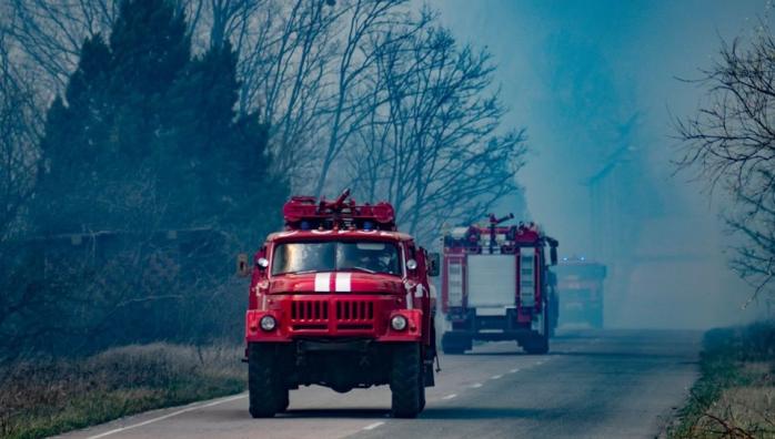 Песчаная буря повлекла новый пожар в Чернобыле, в Киеве рухнули леса Подольского моста: фото, видео