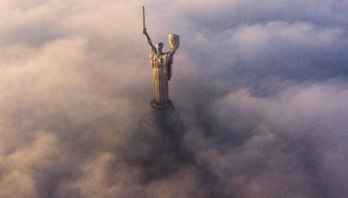 Киев в дыму. Фото: Укринформ