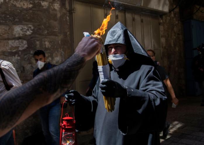 Благодатний вогонь в Україну привезли чартером УПЦ МП, фото — EPA