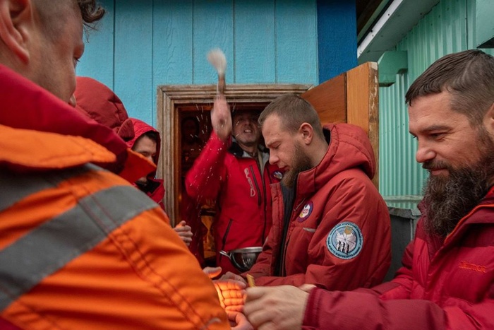 Украинские полярники в Антарктиде отметили Пасху без карантина. Фото: Facebook