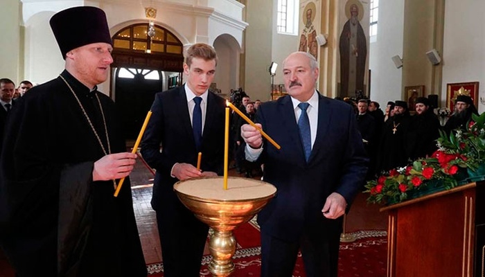 Александр Лукашенко с сыном Николаем в храме на Пасху. Фото: Пресс-служба президента Беларуси