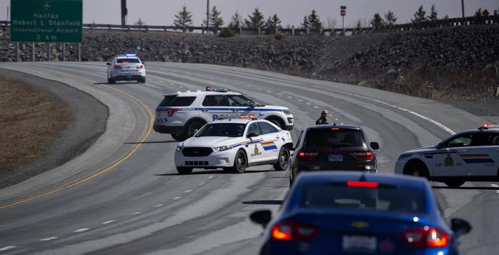 Полиция блокирует шоссе в Новой Шотландии во время поиска Вортмана, фото: The Canadian Press