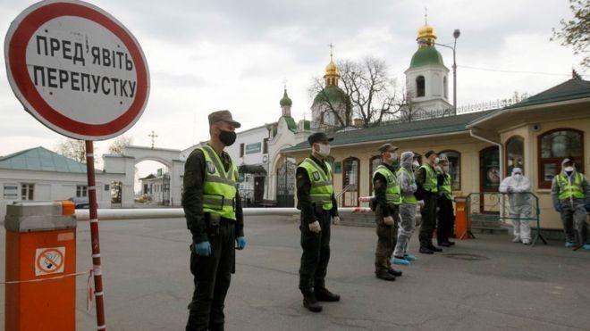 Карантин в Почаевской лавре: полиция отказалась блокировать город, но открыла дело из-за нарушения ограничений, фото — "BBC-Украина"