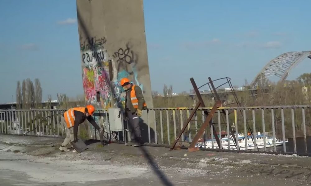 Строительство моста. Скриншот из видео: bigkyiv.com.ua