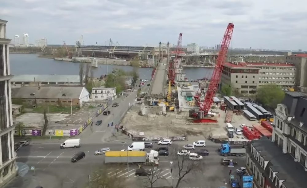 Будівництво мосту. Скріншот із відео: bigkyiv.com.ua