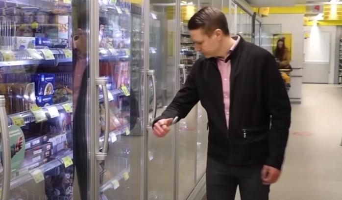 Світ на карантині: у Фінляндії винайшли дверцята handsfree, в Канаді — апарат для дистанціювання, скріншот відео
