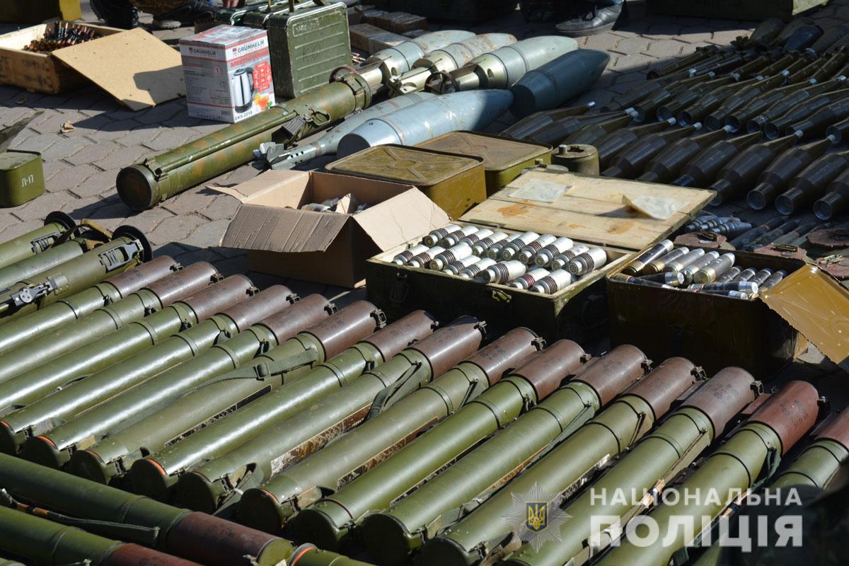 Величезний арсенал зброї з Криму знайшли на Донеччині. Фото: Нацполіція