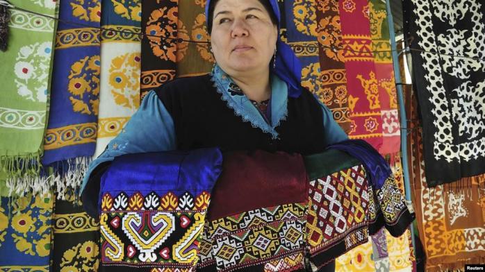 Натуральна краса: чиновницям у Туркменістані заборонили манікюр, накладні вії і татуаж брів, фото — Радіо Свобода