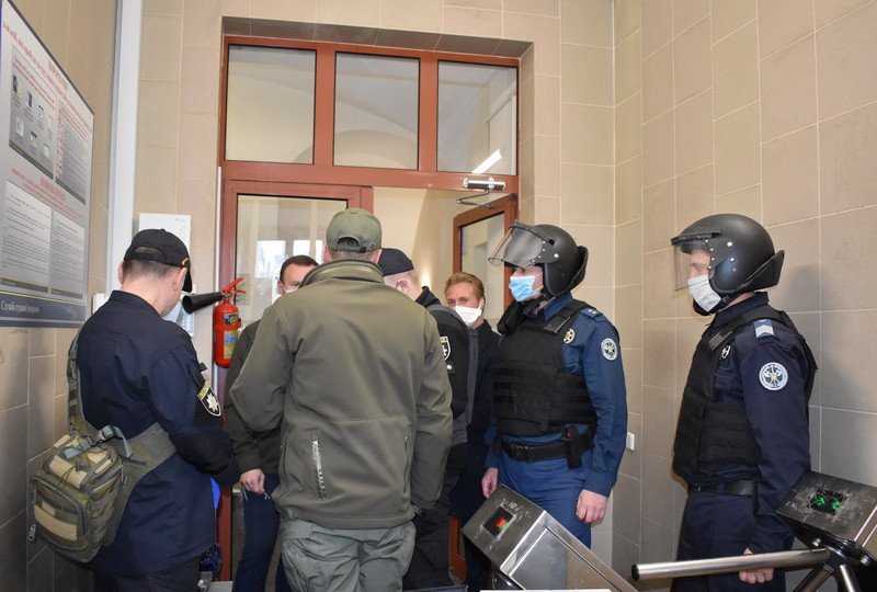 Адвоката задержали с муляжом гранаты. Фото: sud.ua