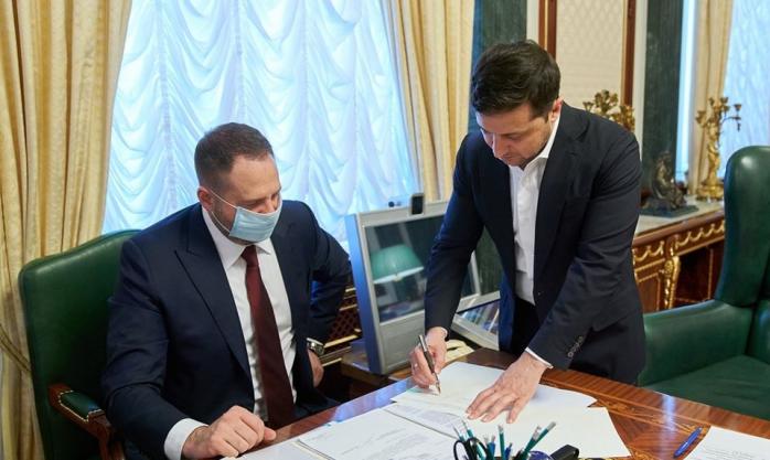 Офис Зеленского обнародовал странное фото президента и Ермака: появилась реакция соцсетей