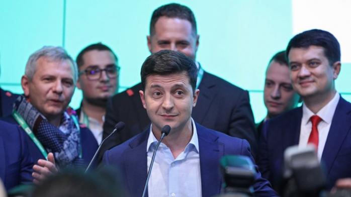 Рейтинг доверия Зеленскому остается высоким, несмотря на коррупционные скандалы — социолог объяснил феномен