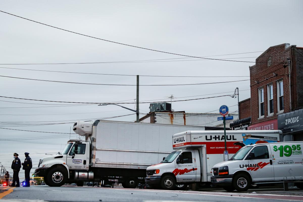 В Нью-Йорке нашли грузовики с трупами. Фото: Reuters